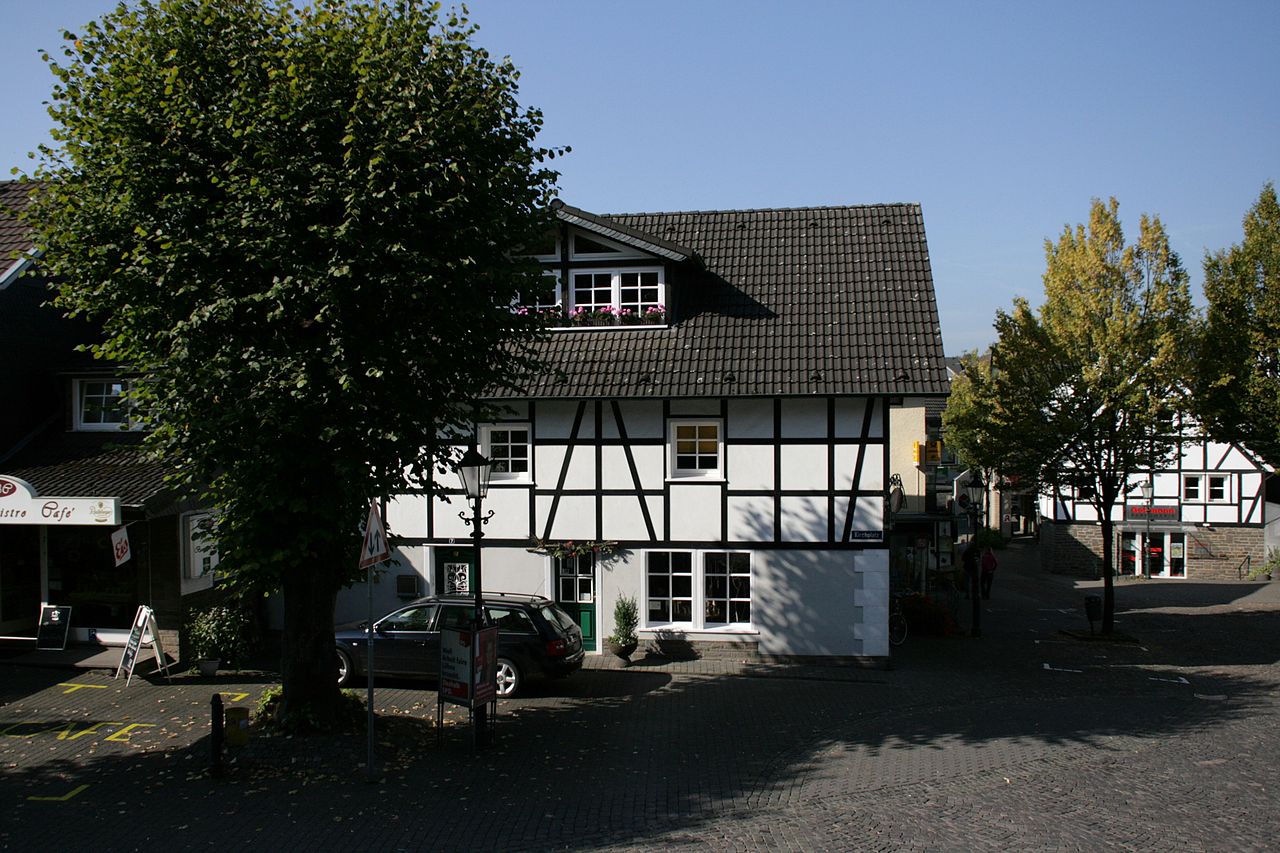Hauptstraße und Kirchplatz bei St. Severin in Lindlar